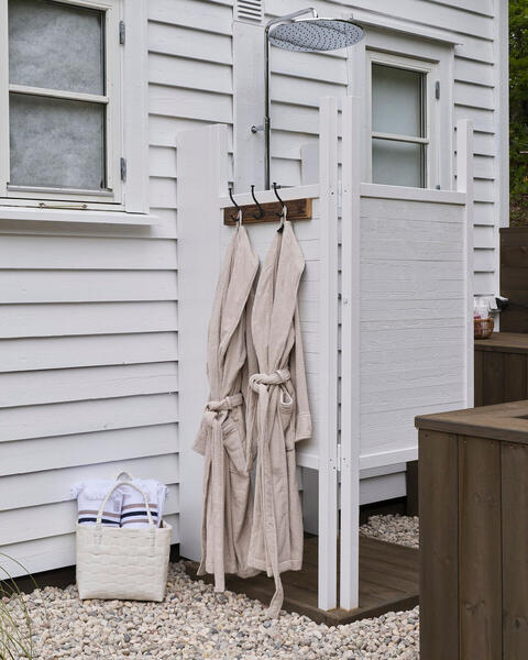 Det er noe forfriskende med utedusj, og det er godt å kunne pakke seg inn i en romslig og god morgenkåpe. Clifton badekåpe fra Halvor Bakke er i egyptisk bomull og med en vakker kant i viskosevelour. Badekåpen fås i beige, hvit og sort. Om en liten dukkert i havet frister kan man ta med seg Mølen badelaken, også fra Halvor Bakke. 